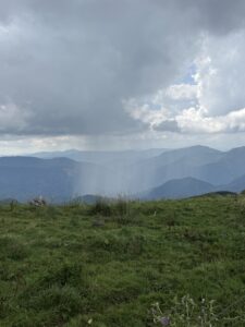 雲間から光がさす四国カルスト