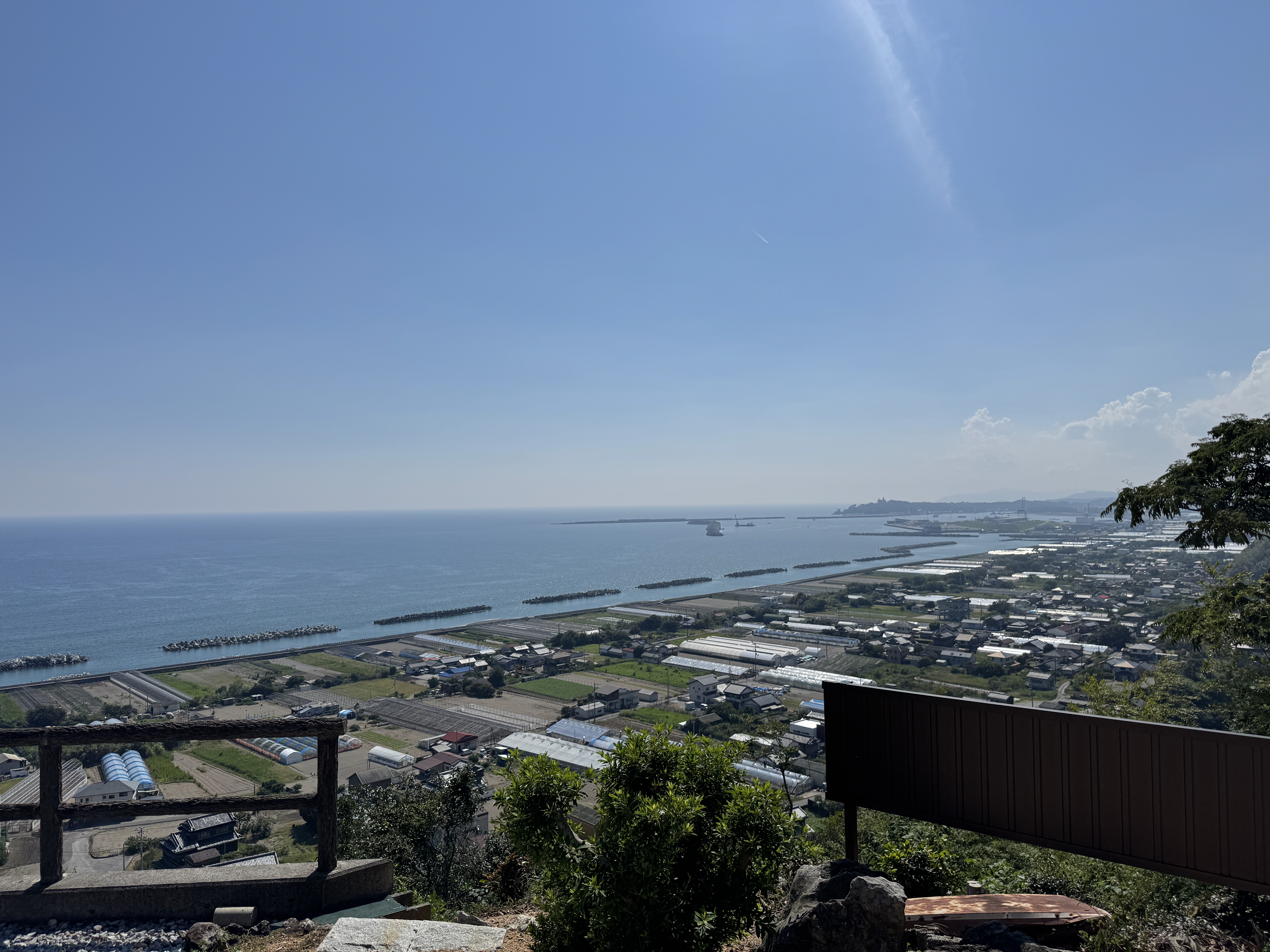 本堂から広がる太平洋のパノラマ（晴天の空と海）