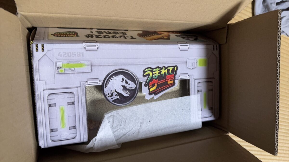 届いた恐竜のおもちゃ『うまれて!ウーモ ジュラシック・ワールド Tーレックス』の写真