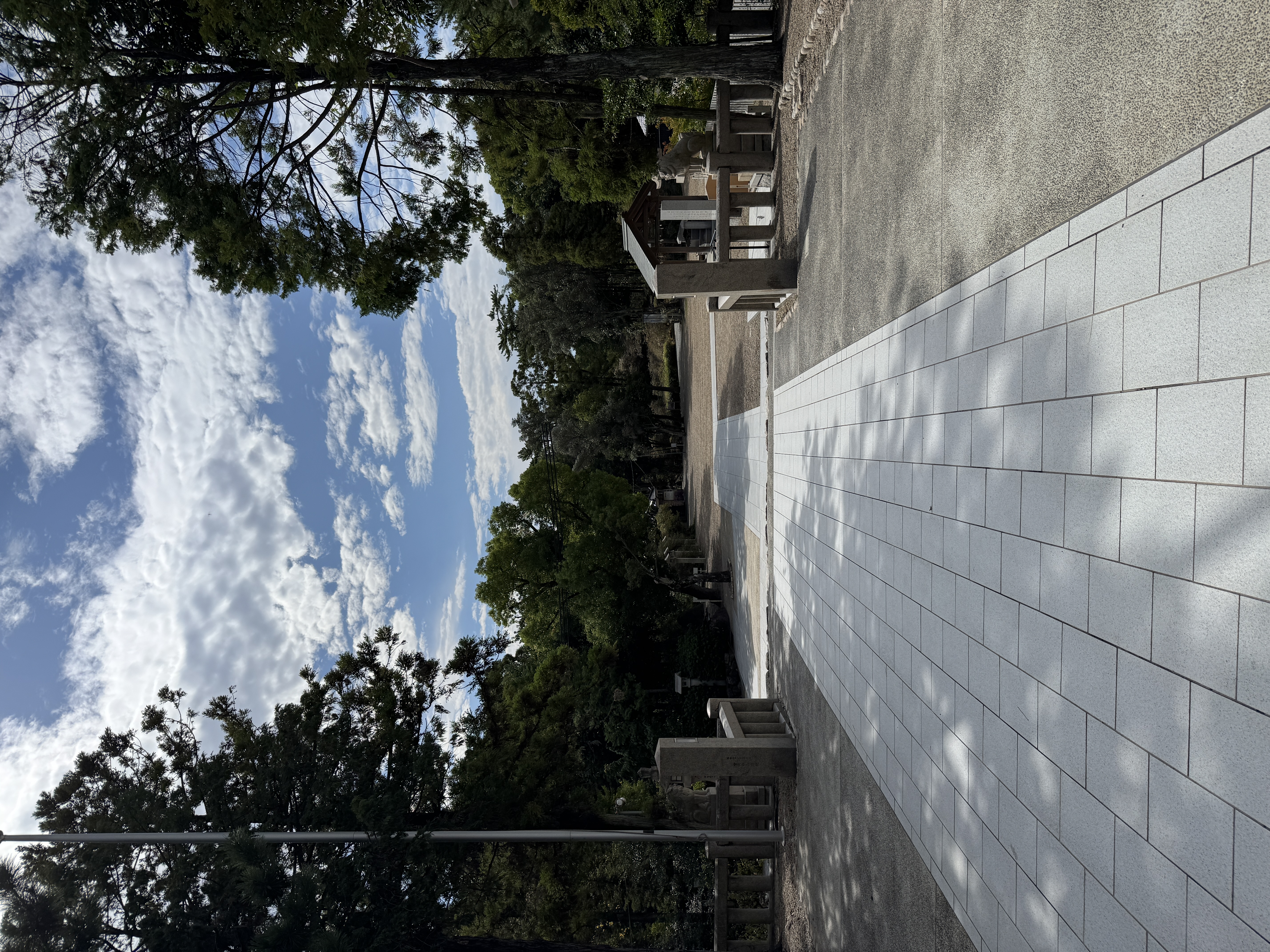 廣田神社 社殿側面と奉納酒樽