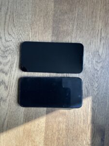 外観比較(上がiPhone 16e)