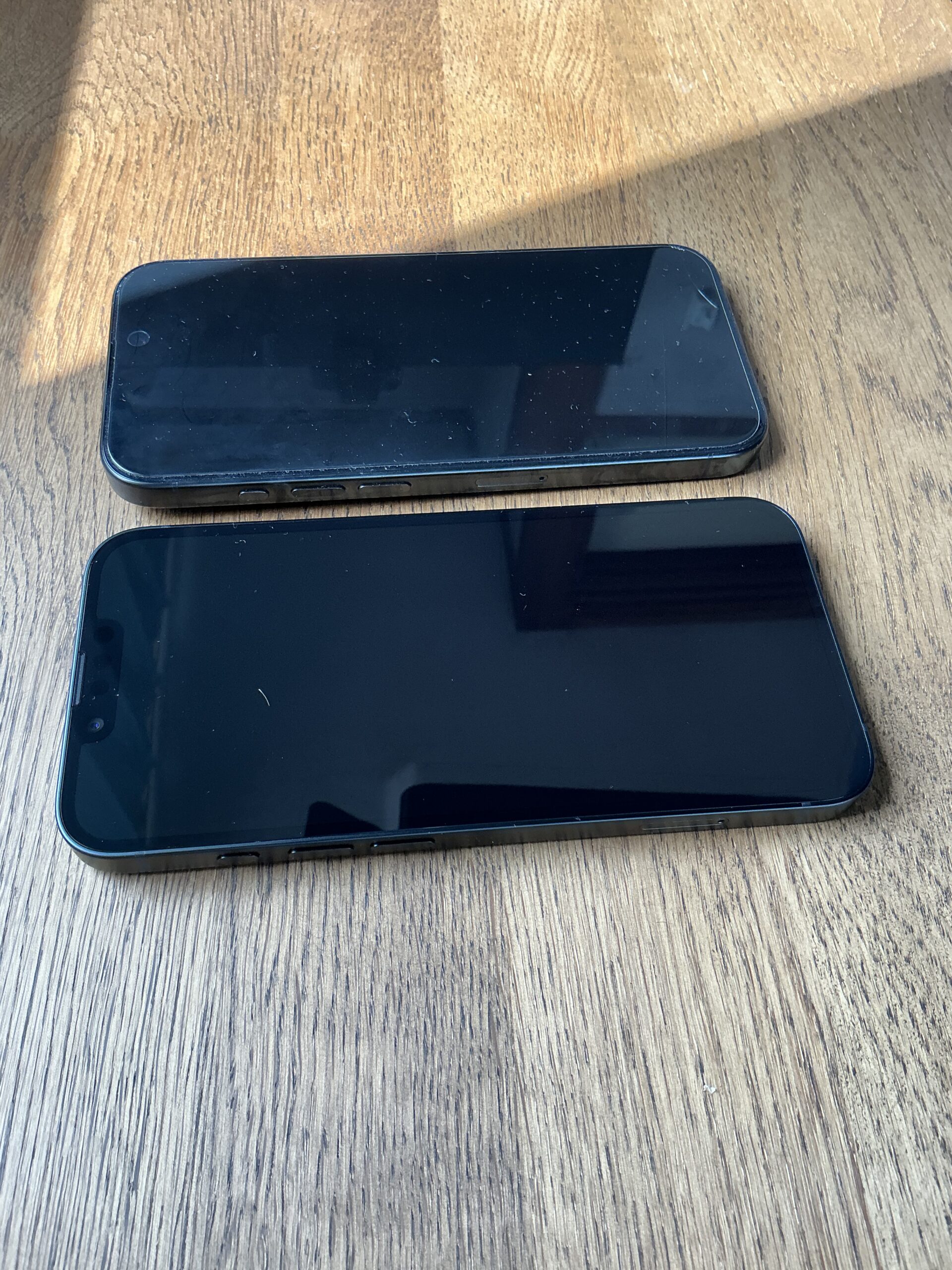 外観比較(下がiPhone 16e)