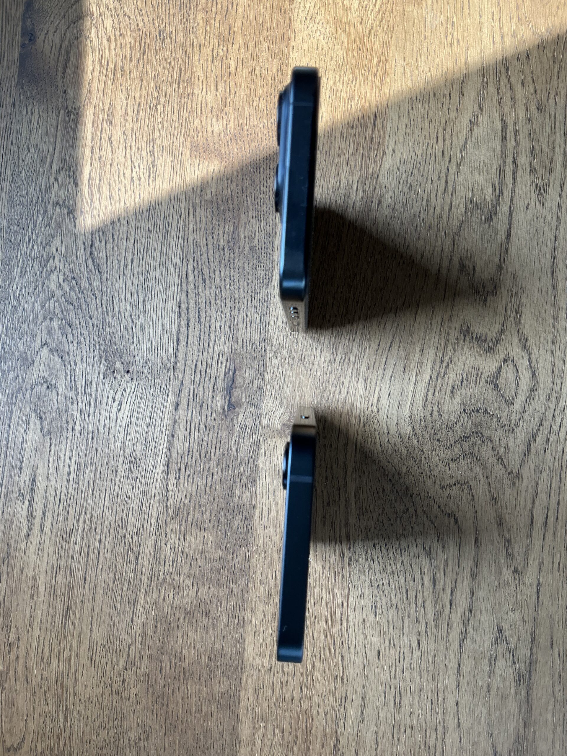 背面カメラ比較(上がiPhone 15 Pro)