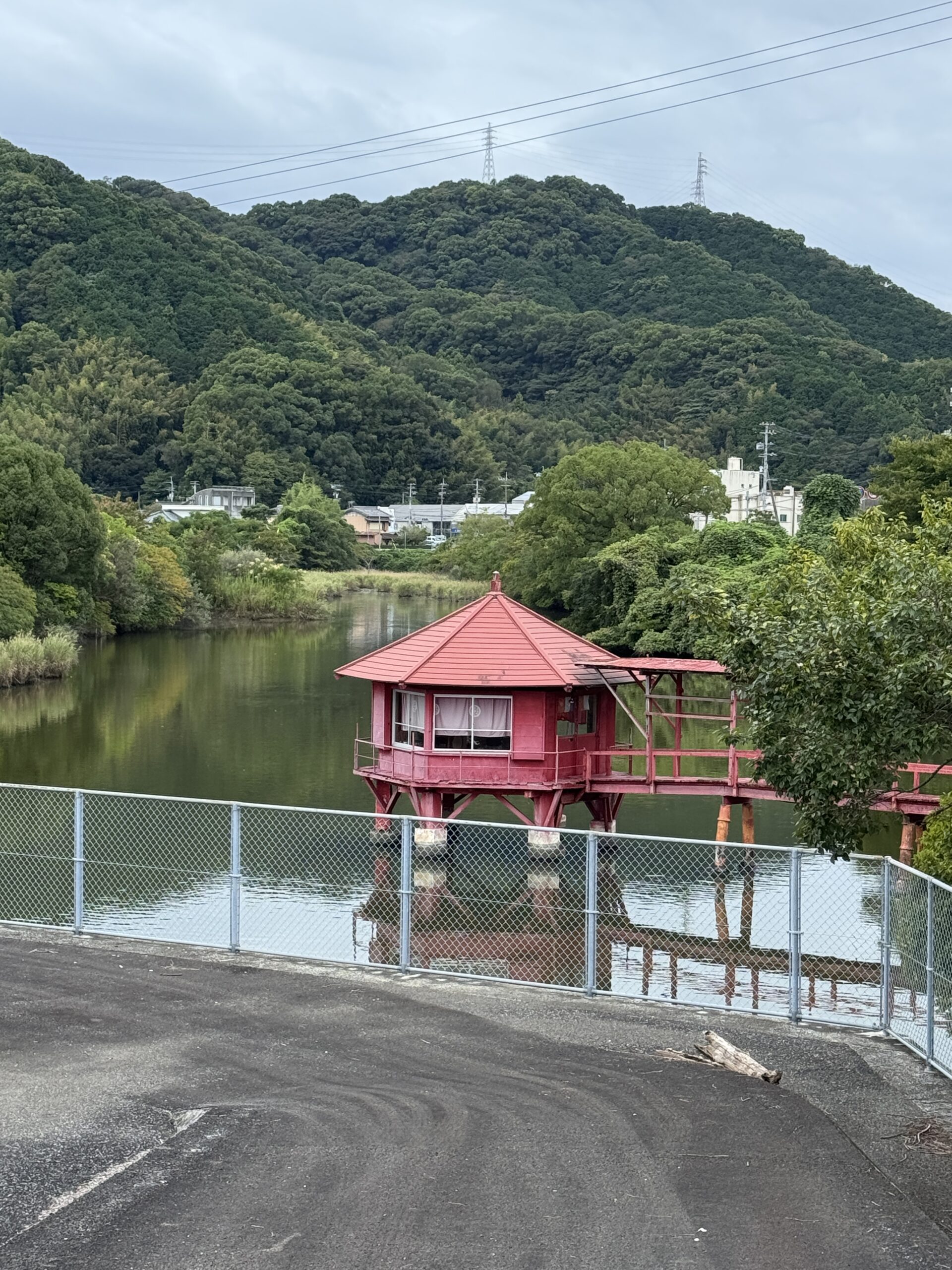 境内の様子1（五台山の緑と小祠）