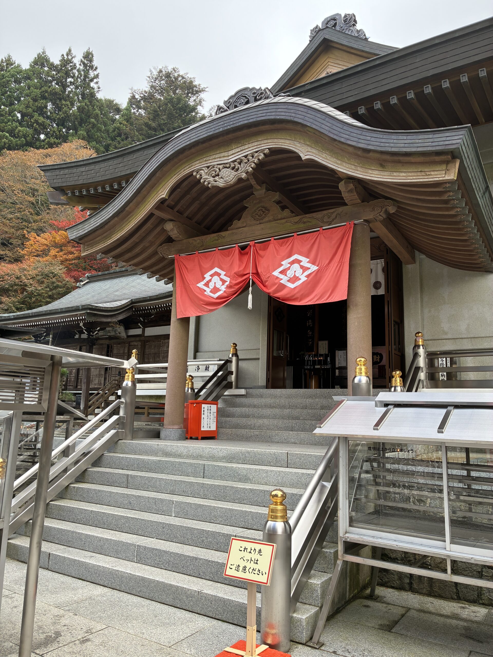 参道の紅葉トンネル