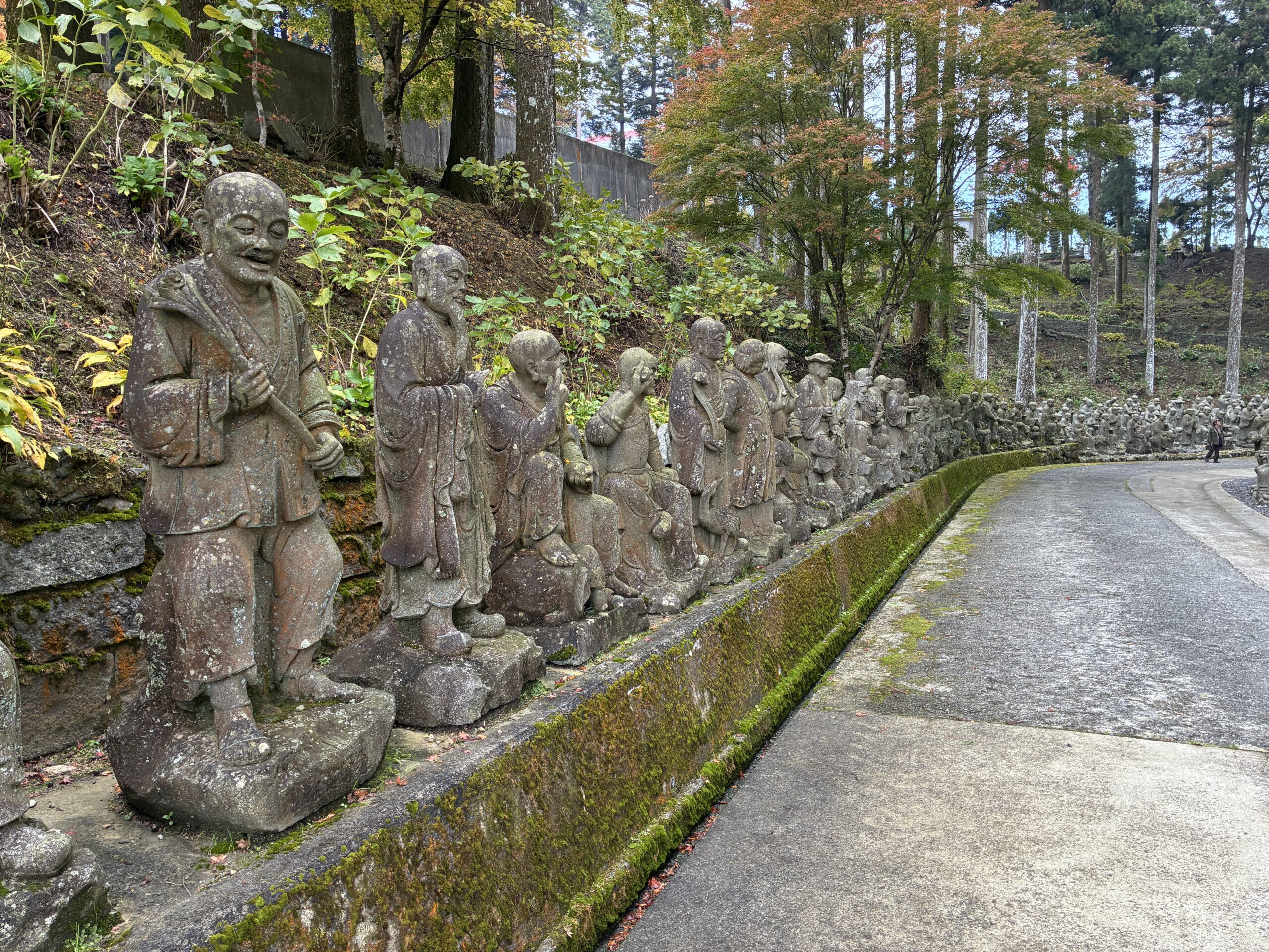 本堂近くの紅葉