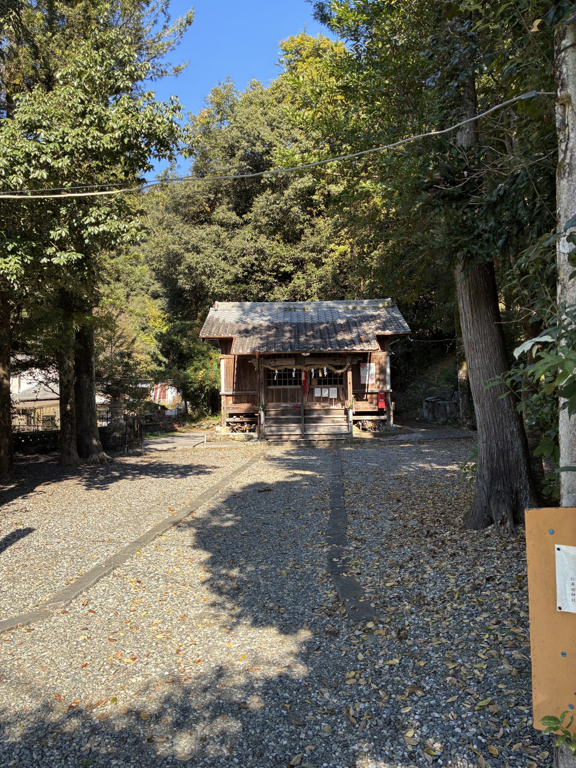 秦泉寺の仁井田神社 社殿と境内