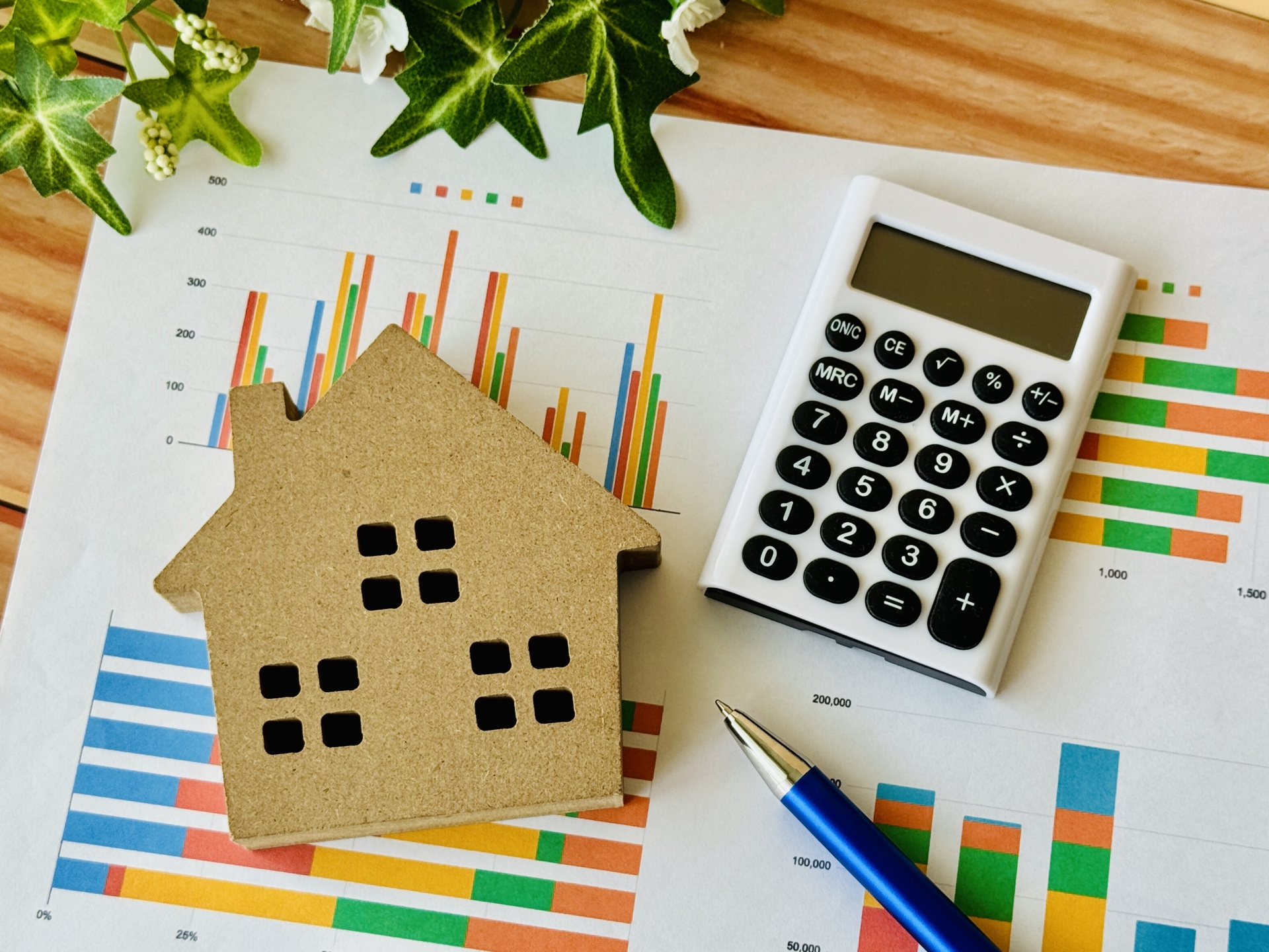 整理されたデスクと資産運用のイメージ