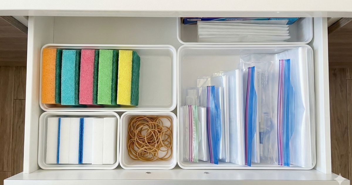 引き出しの中にきれいに収納されたキッチン消耗品ストック