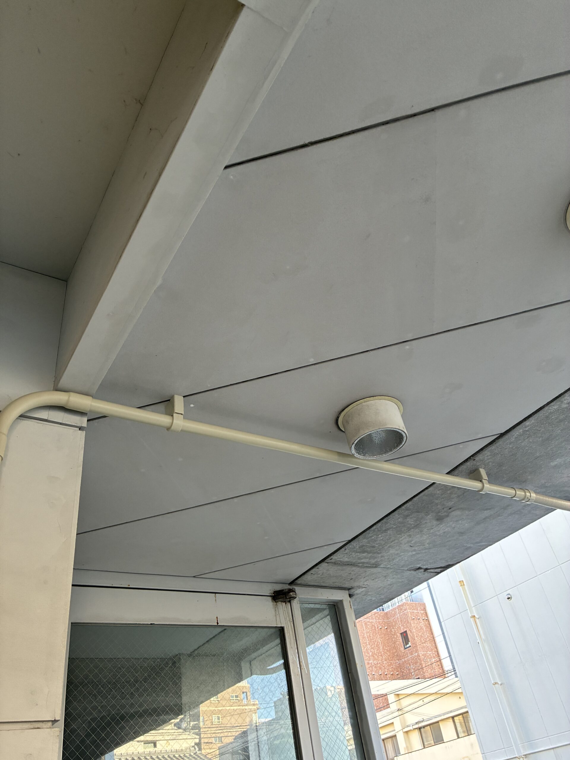 天井の梁に沿って設置された配管